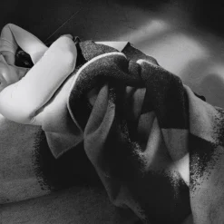 Filt 130x180cm ecru-svart