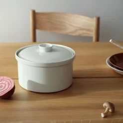 Gryta med lock 2,3L vit